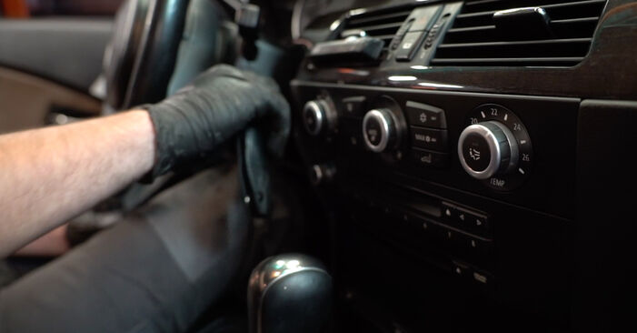 Wie man Innenraumfilter am BMW 5 Limousine (E60) 2003 wechselt - Hinweise und Ratschläge