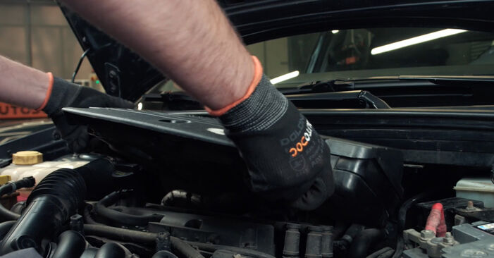 Ford Fiesta Mk5 1.6 16V 2007 Zündkerzen wechseln: wie schwer ist es, selbst zu reparieren - Downloaden Sie sich illustrierte Anleitungen
