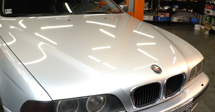 BMW 5 SERIES Oro filtras keitimas savarankiškai