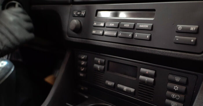 Ersetzen Sie Innenraumfilter am BMW 5 Limousine (E39) 520 i 1998 selber