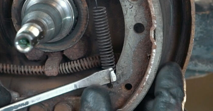 Hinweise des Automechanikers zum Wechseln von VW Polo Schrägheck (6N1) 1.0 1996 Bremsbacken