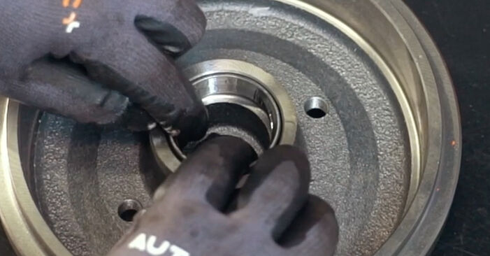 Changing Wheel Bearing on VW Polo Hatchback (6N1) 1.9 D 1997 by yourself