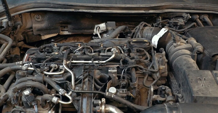 Wie man VW Passat Limousine (362) 2.0 TDI 2011 Ölfilter wechselt - Schritt-für-Schritt-Leitfäden und Video-Tutorials