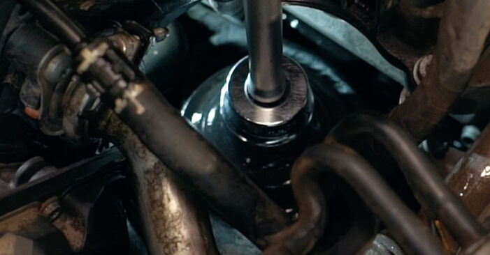 VW Passat B7 Limousine 2.0 TSI 2011 Ölfilter wechseln: wie schwer ist es, selbst zu reparieren - Downloaden Sie sich illustrierte Anleitungen