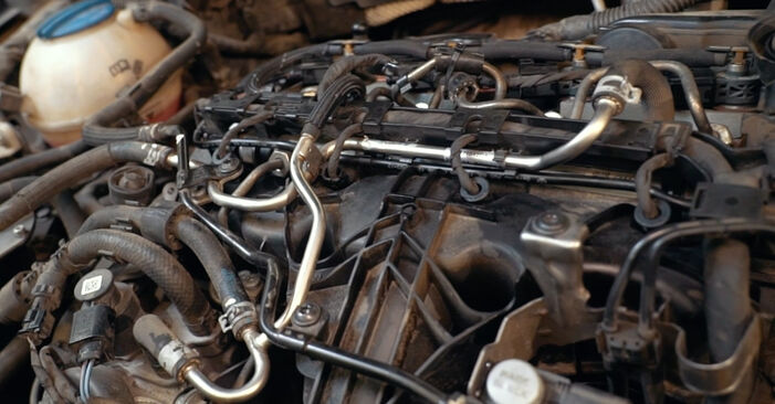 VW Passat Limousine (362) 1.4 TSI 2014 Kraftstofffilter selbst austauschen - DIY-Anleitung online