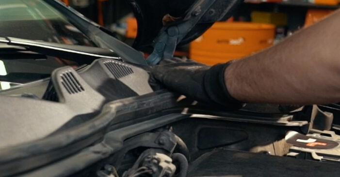 Ersetzen Sie Stoßdämpfer am VW Passat Limousine (362) 1.8 TSI 2013 selber