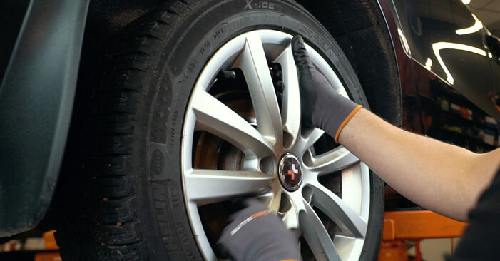 Wechseln Sie Stoßdämpfer beim VW Passat Limousine (362) 1.8 TSI 2013 selbst aus
