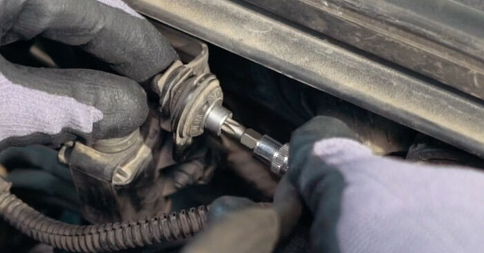 VW Passat B7 Limousine 1.6 TDI 2012 Bremsscheiben wechseln: Gratis Reparaturanleitungen