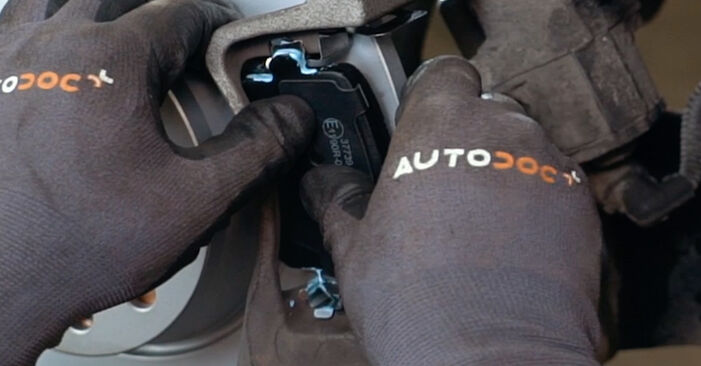 Wie man Bremsbeläge am VW Passat B7 Limousine 2010 ersetzt - Kostenfreie PDF- und Videotipps