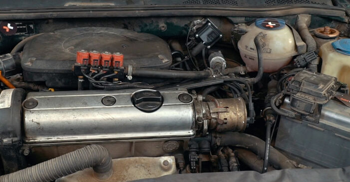 Wie schmierig ist es, selber zu reparieren: Ölfilter beim VW Polo Variant 1.4 1998 wechseln – Downloaden Sie sich Bildanleitungen
