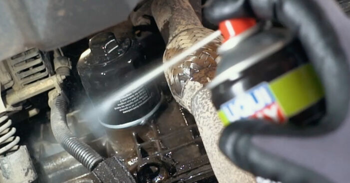 Wie kompliziert ist es, selbst zu reparieren: Ölfilter am VW Caddy 3 kasten 2.0 TDI 16V 2010 ersetzen – Laden Sie sich illustrierte Wegleitungen herunter