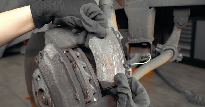 Wieviel Zeit nimmt der Austausch in Anspruch: Verschleißanzeige Bremsbeläge beim Mercedes W163 1998 - Ausführliche PDF-Anleitung