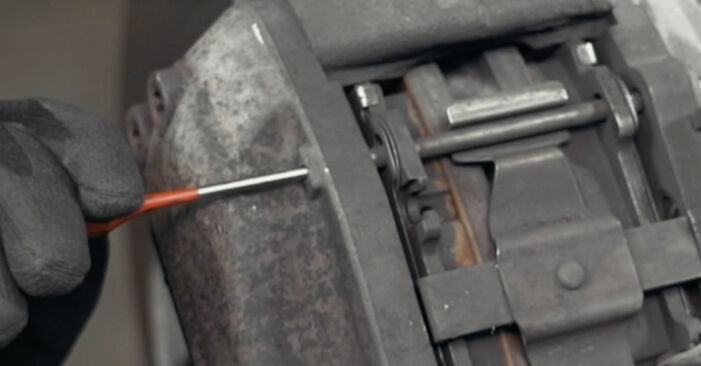 Verschleißanzeige Bremsbeläge beim MERCEDES-BENZ M-CLASS ML 350 2005 selber erneuern - DIY-Manual