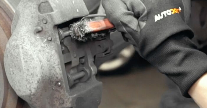 Vanskelighetsgrad: Bytte av Alarmkontakt Bremsebeleggslitasje på Mercedes W163 ML 500 5.0 (163.175) 2004 – last ned illustrert veiledning