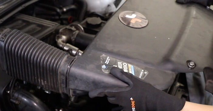 Cómo reemplazar Caudalímetro en un BMW 3 Touring (E46) 2004: descargue manuales en PDF e instrucciones en video