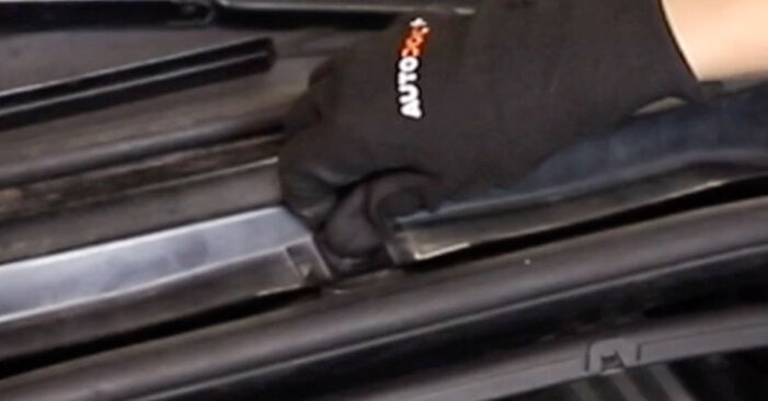 Wie schmierig ist es, selber zu reparieren: Luftmassenmesser beim BMW E46 Touring 330xd 2.9 2005 wechseln – Downloaden Sie sich Bildanleitungen