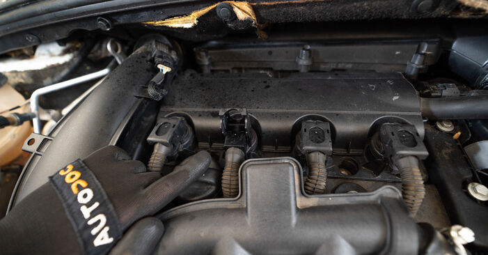 2014 Peugeot 207 cc 1.6 16V Turbo Cewka zapłonowa instrukcja wymiany krok po kroku