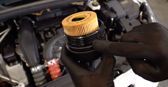 Wie schmierig ist es, selber zu reparieren: Ölfilter beim Peugeot 308 SW Kombi 2.0 GT HDi 180 / BlueHDi 180 2020 wechseln – Downloaden Sie sich Bildanleitungen