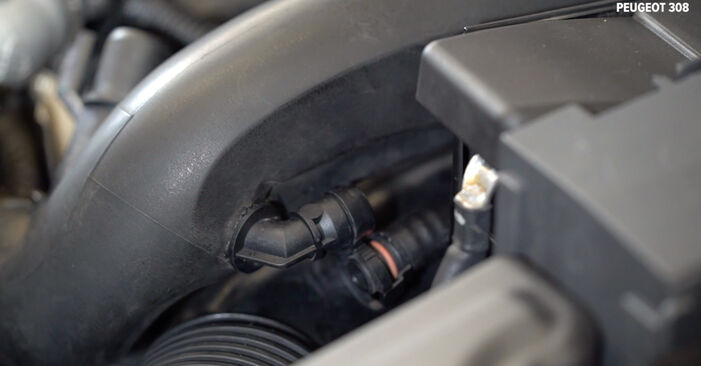 Jak zdjąć i wymienić Filtr olejowy Peugeot 308 SW Kombi 1.2 THP 130 2018 - łatwe w użyciu instrukcje online