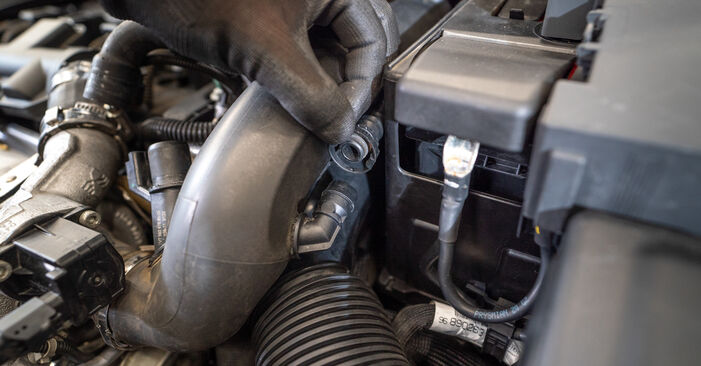 Hinweise des Automechanikers zum Wechseln von PEUGEOT RCZ Coupe 1.6 THP 270 2012 Ölfilter