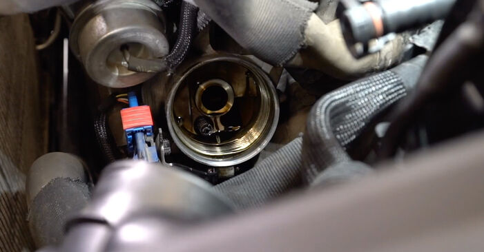 2014 Peugeot 207 cc 1.6 16V Turbo Filtr oleju instrukcja wymiany krok po kroku