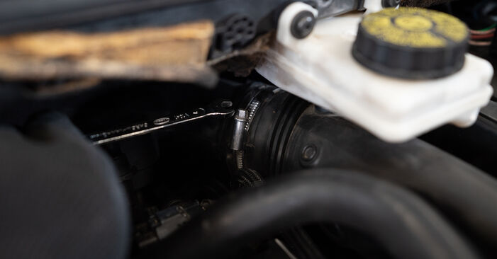 Ersetzen Sie Ölfilter am PEUGEOT 508 I (8D_) Limousine 1.6 THP 2013 selber