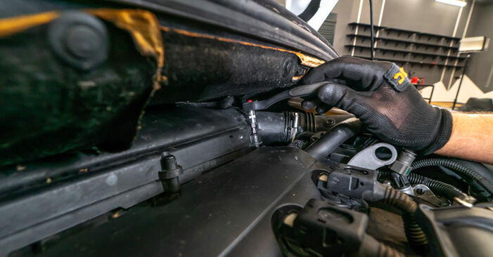 Bytte Luftfilter på Peugeot 308 CC 2012 2.0 HDi alene