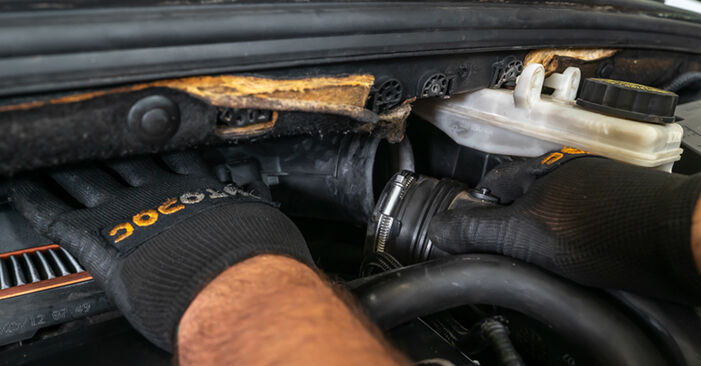Jak zdjąć i wymienić Filtr powietrza silnika Peugeot 308 CC 1.6 THP 2013 - łatwe w użyciu instrukcje online