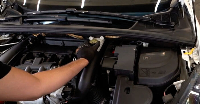 Recomandările pas cu pas pentru înlocuirea de sine stătătoare Peugeot 207 SW 2013 1.6 16V RC Filtru aer