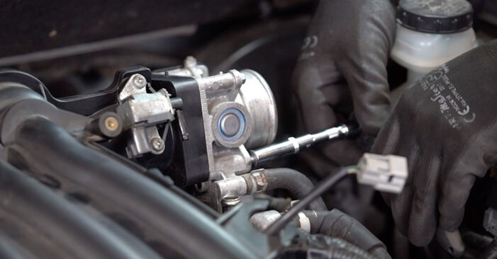 Trinn-for-trinn anbefalinger for hvordan du kan bytte Nissan Tiida SС11 2007 1.5 4WD (SNC11) Tennplugger selv