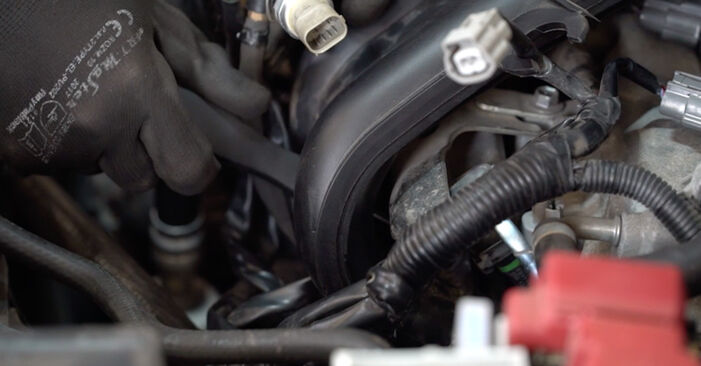 Wie lange braucht der Teilewechsel: Zündkerzen am Nissan Primera P12 Limousine 2010 - Einlässliche PDF-Wegleitung