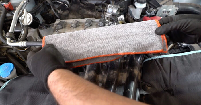 Wie lange benötigt das Auswechseln der Teile: Zündkerzen beim Nissan Micra k12 Cabrio 2013 - Detailliertes PDF-Tutorial