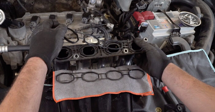 Wie problematisch ist es, selber zu reparieren: Zündkerzen beim Nissan Micra k12 Cabrio 1.4 16V 2011 auswechseln – Downloaden Sie sich bebilderte Tutorials
