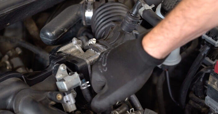Ako vymeniť Zapaľovacia cievka na Nissan Micra k12 Cabrio 2005 – bezplatné PDF a video návody.