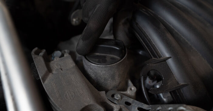2014 Tiida C12 Hatchback wymiana Filtr oleju: darmowe instrukcje warsztatowe