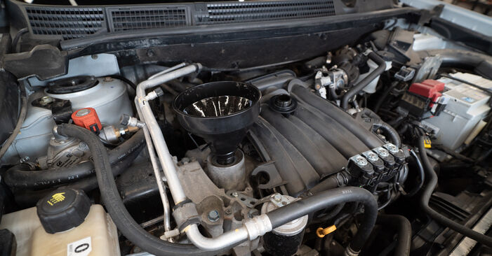 Sostituzione Filtro Olio Nissan Pulsar c13 1.6 DIG-T 2014: manuali dell'autofficina