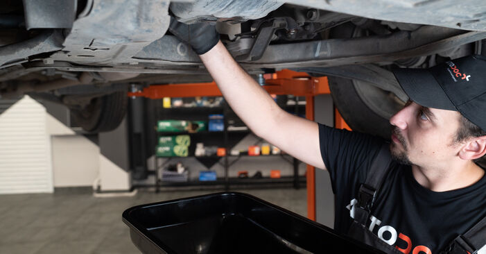Wie kompliziert ist es, selbst zu reparieren: Ölfilter am Nissan 370 Z Coupe NISMO 3.7 2015 ersetzen – Laden Sie sich illustrierte Wegleitungen herunter