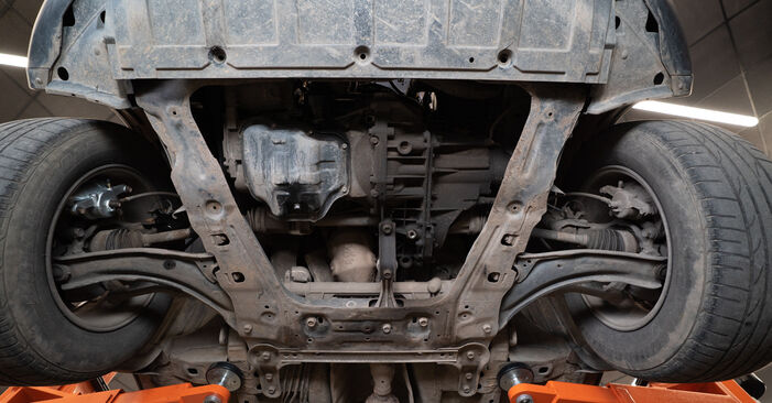 Wie man NISSAN 370Z 3.7 2013 Ölfilter wechselt – Leicht verständliche Wegleitungen online
