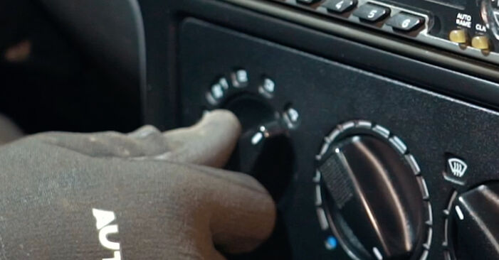 Ersetzen Sie Innenraumfilter am VW Caddy II Kombi 1995 1.9 TDI selbst