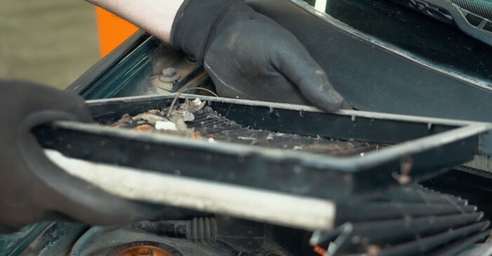 Tauschen Sie Innenraumfilter beim VW Golf IV Cabrio (1E) 1.9 TDI 2001 selbst aus