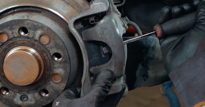 Wie kompliziert ist es, selbst zu reparieren: Bremsbeläge am VW PASSAT Kasten/Kombi (365) 2.0 TSI 2011 ersetzen – Laden Sie sich illustrierte Wegleitungen herunter