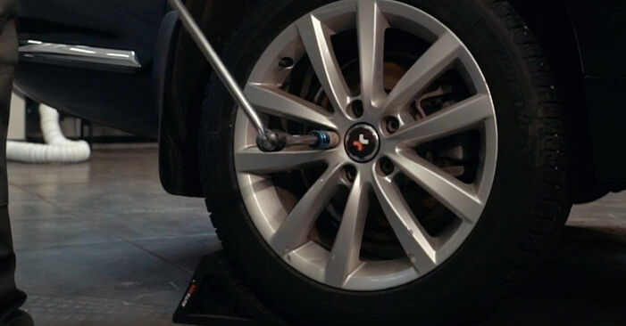 Ako vymeniť Regulátor dynamiky jazdy na VW Beetle Cabrio 2011 – bezplatné PDF a video návody.