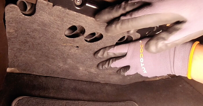 Wie schmierig ist es, selber zu reparieren: Innenraumfilter beim VW SCIROCCO Van (137) 2.0 TFSi 2014 wechseln – Downloaden Sie sich Bildanleitungen