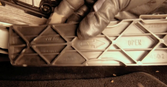 VW Beetle Cabrio 1.6 TDI 2013 Innenraumfilter wechseln: Kostenfreie Reparaturwegleitungen