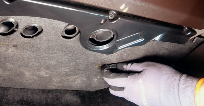Come cambiare Filtro Antipolline carbone attivo e antibatterico su VW Caddy Alltrack Kombi 2.0 TDI 2015 - manuali PDF e video gratuiti
