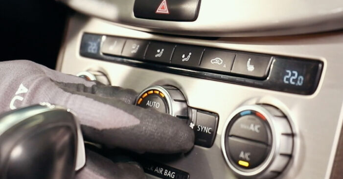 Mudar Filtro do Habitáculo no VW Passat B7 Alltrack 2014 não será um problema se você seguir este guia ilustrado passo a passo