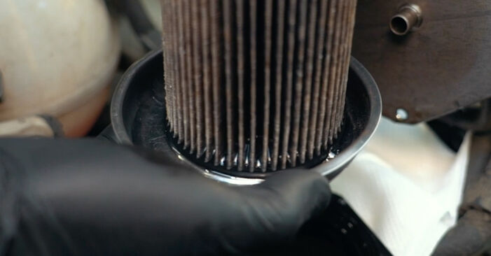 Ako odstrániť VW PASSAT 3.6 FSI 4motion 2012 Palivový filter - online jednoduché inštrukcie