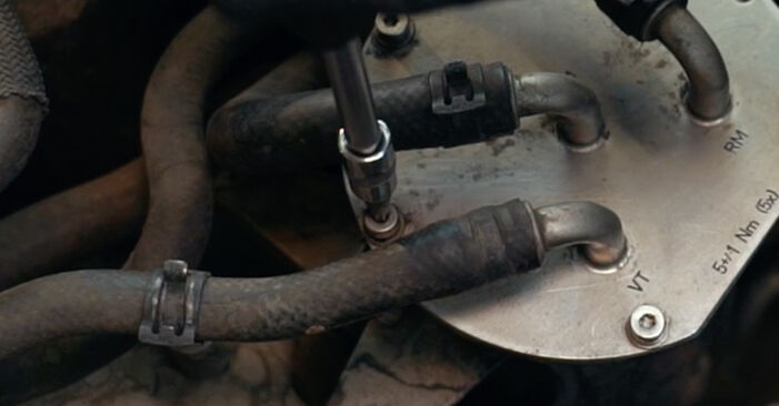 Cómo reemplazar Filtro de Combustible en un VW CC (358) 2.0 TDI 2012 - manuales paso a paso y guías en video