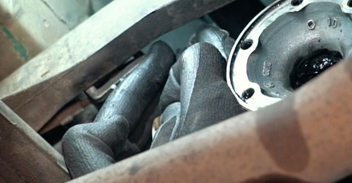 Hinweise des Automechanikers zum Wechseln von VW GOLF I Cabriolet (155) 1.5 1993 Kupplungssatz