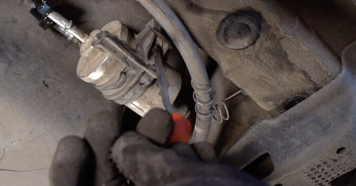 Hvordan skifte Drivstoffilter på VW Fox Hatchback (5Z1, 5Z3, 5Z4) 2008: Last ned PDF- og videoveiledninger